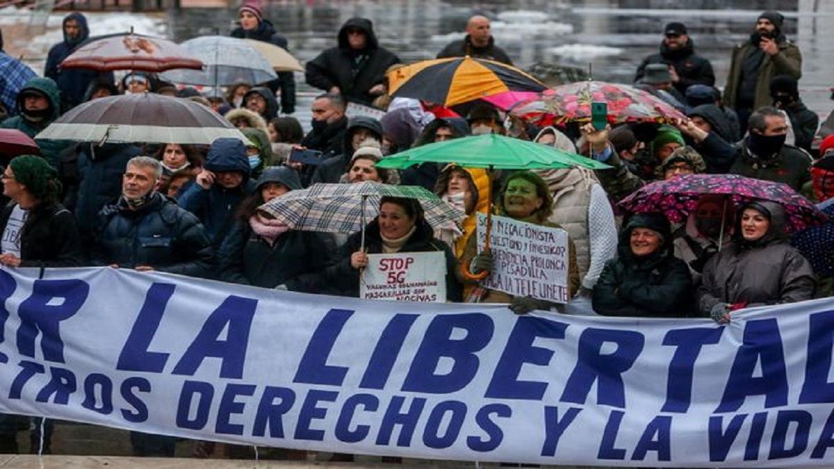 Negacionistas se manifiestan, sin mascarilla, en Madrid, en contra del 5G y las vacunas