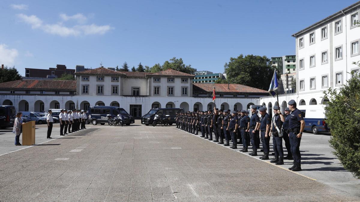 Agentes en el cuartel de Buenavista.