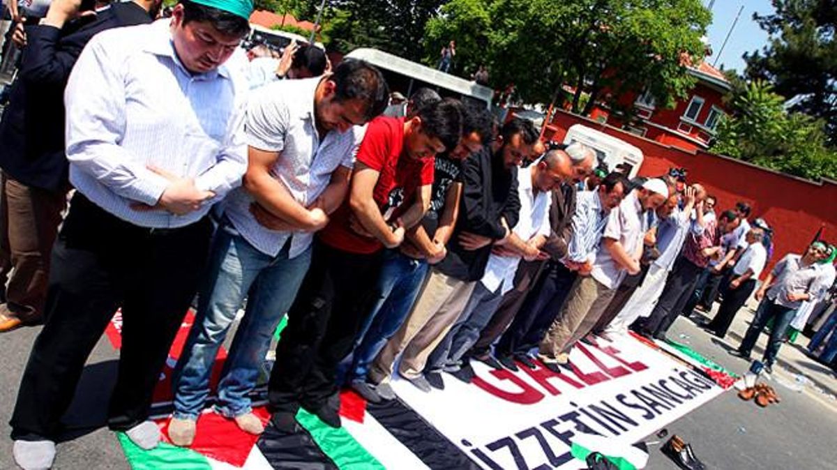 Activistes propalestins resen en públic davant de la residència de l’ambaixador israelià, a Ankara.