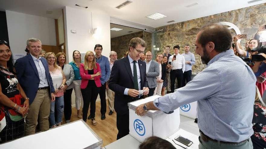 El presidente del PPdeG, Alberto Núñez Feijóo, votando en la sede del PP de Vigo. // Ricardo Grobas