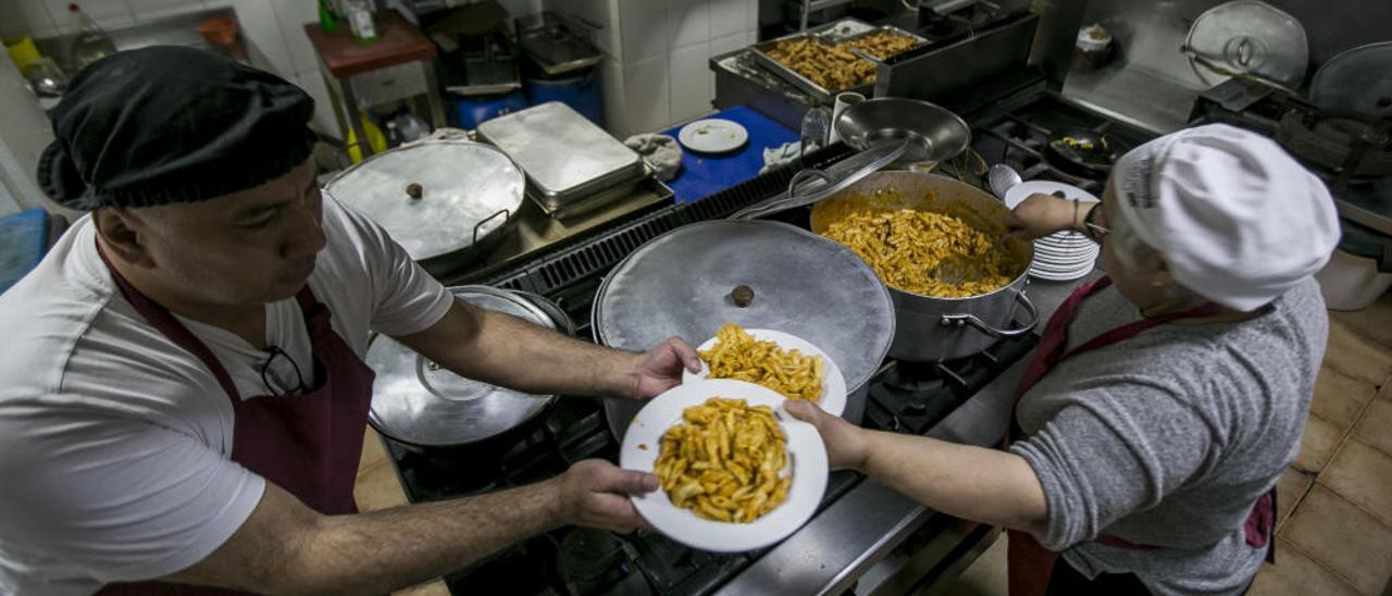 Voluntarios del comedor social de San Gabriel preparan un almuerzo para 150 personas.