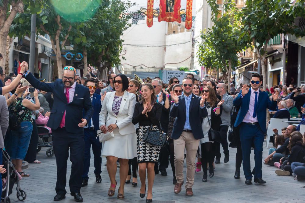 Las bandas marcan el ritmo del arranque de las fiestas de Benidorm.