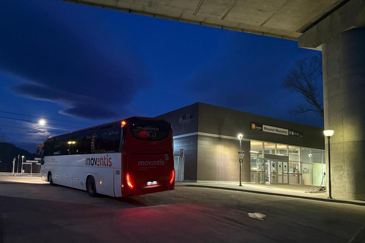 Un bus arriba a l'estació de Maçanet
