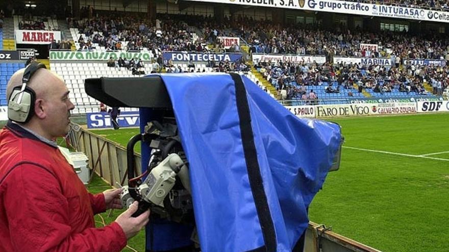 Un cameraman, durante la retransmisión de un partido de Liga en Balaídos.