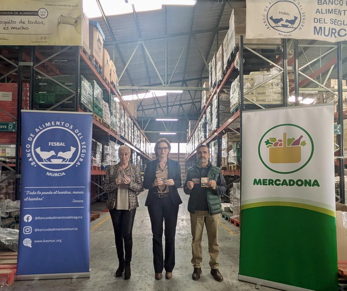 Acto de entrega de tarjetas de compra de Mercadona al Banco de Alimentos del Segura.