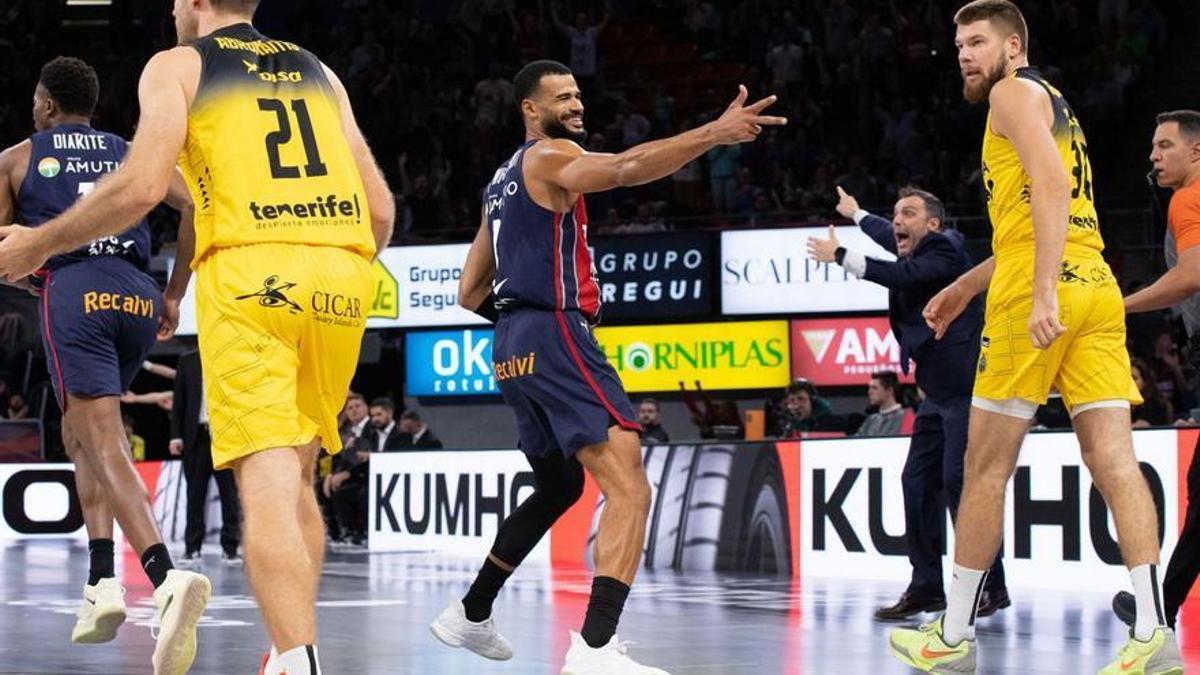 Luwawu-Cabarrot celebra uno de sus triples en la cara de Giedraitis.