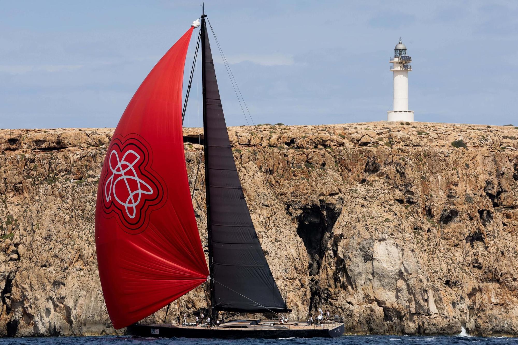La flota de la Ibiza JoySail navega junto a la espectacular costa de las pitiusas en un imagen de archivo