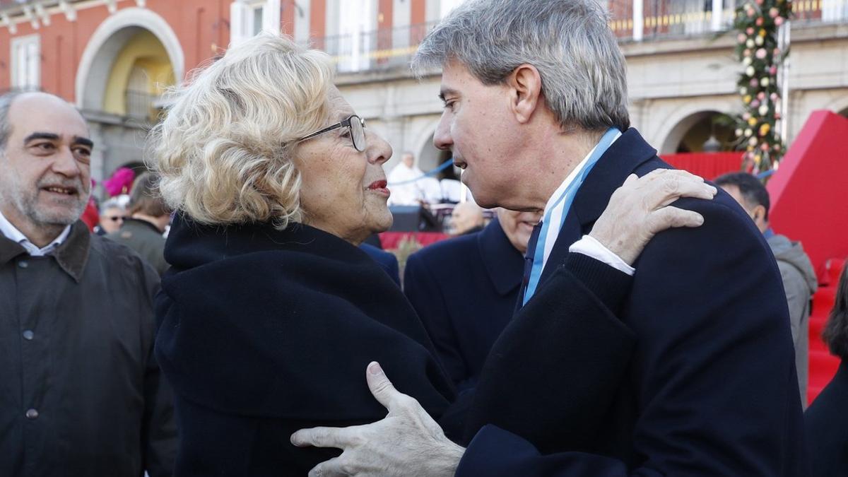 Carmena abraza a Garrido en la Plaza Mayor