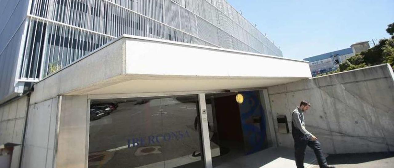 Exterior de las instalaciones de Iberconsa en Teis. // Adrián Irago