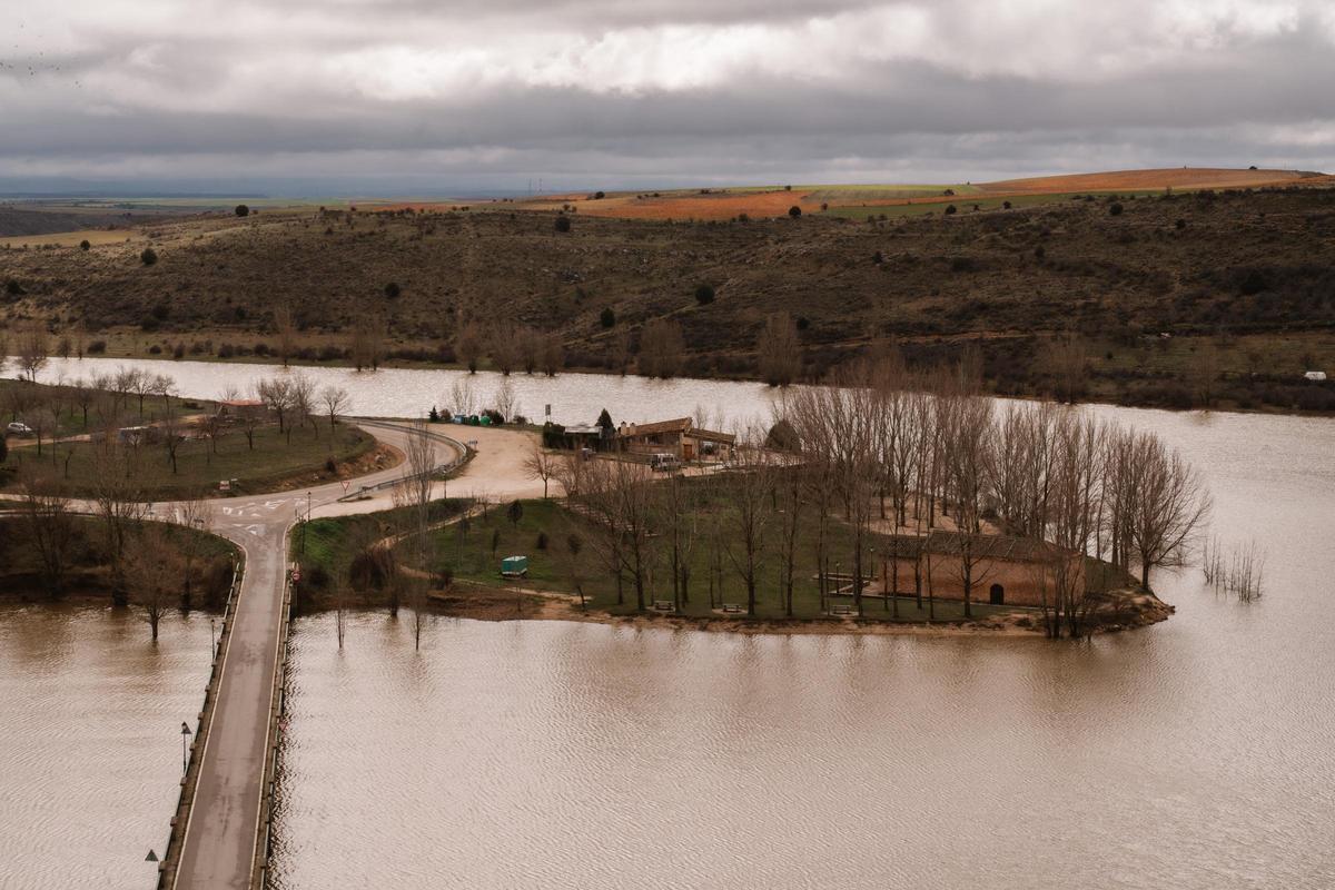 Vista de la ermita de la Vera Cruz, rodeada por el río Riaza, tomada desde Maderuelo.