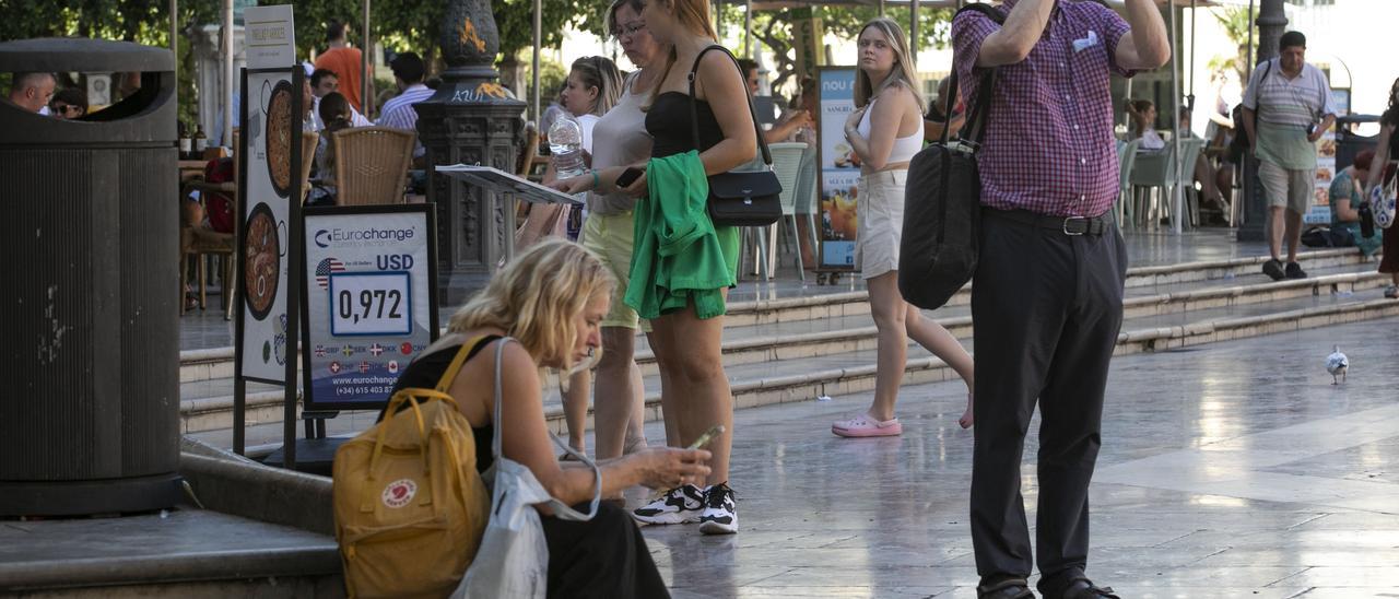 Varios turistas extranjeros este pasado verano durante su visita a València.