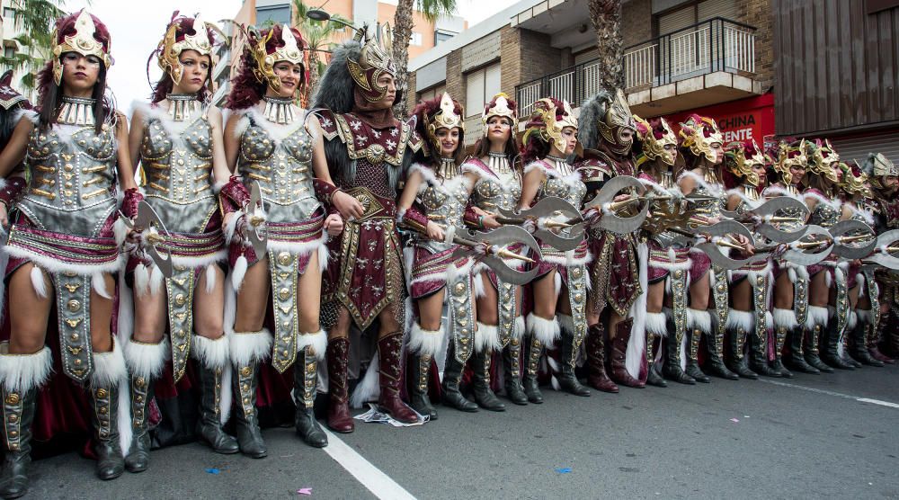 Los bailes y los trajes de los componentes de las comparsas llenaron la calle Alicante y la avenida Ancha de Castelar de colorido y originalidad.