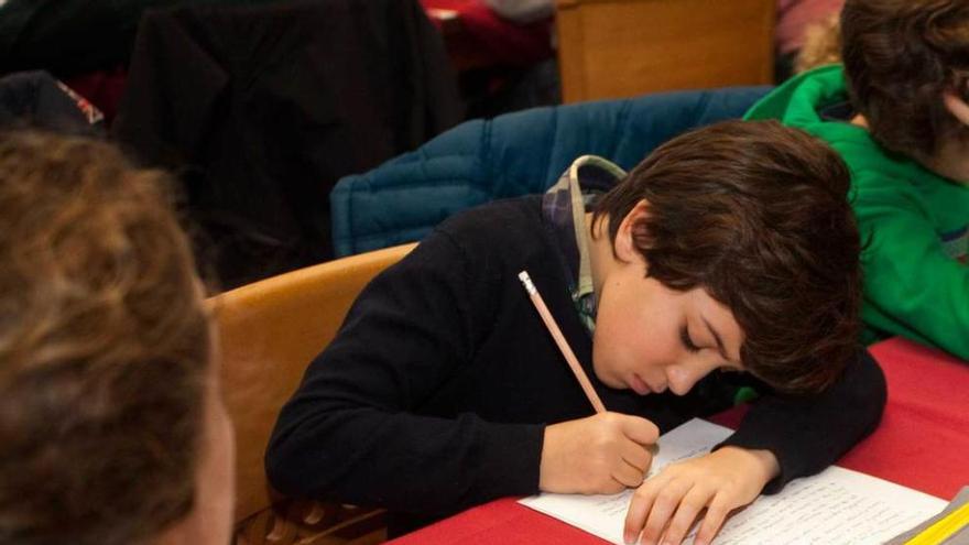 Varios niños comienzan a escribir los relatos con los que concursan en el certamen literario de San Julián.