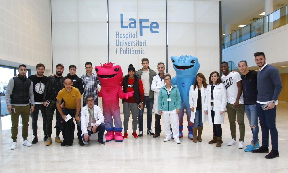 Los jugadores del Levante UD visitan el hospital