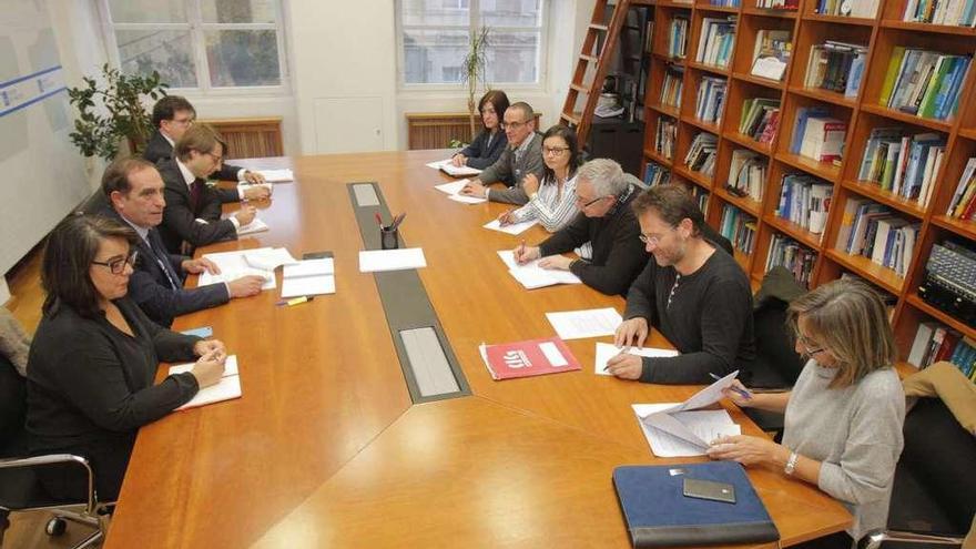 El conselleiro de Facenda, segundo por la izquierda, en la reunión de ayer con los sindicatos.