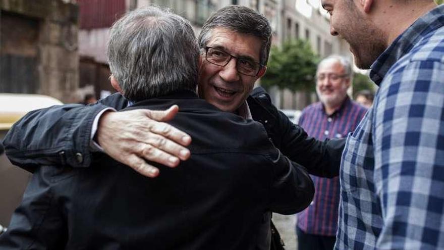 López, abrazado a un simpatizante en Ourense. // Efe