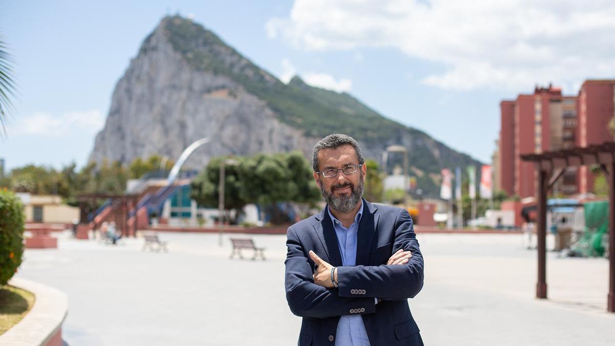 Juan Franco, alcalde de la Línea de la Concepción, con el Peñón de fondo.