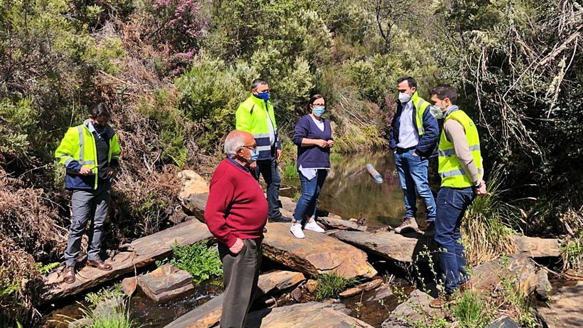 Replanteo de la obra de abastecimiento en Villarino Manzanas. | Ch. S.