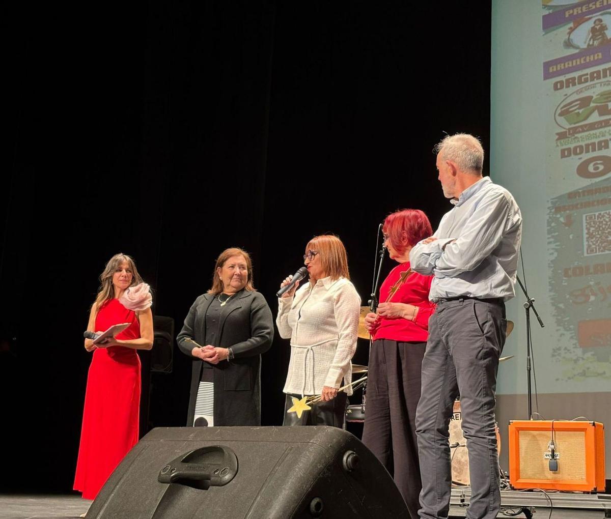 A la izquierda, Arancha Fernández, María José Cuervo, Camino Luna Baragaño, Carmen Vilas y Manuel Cañete, en la entrega del galardón.  | ÁNGEL GONZÁLEZ