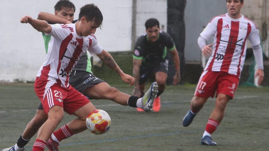 Un lance del duelo entre Alondras y Boiro. |  Santos Álvarez