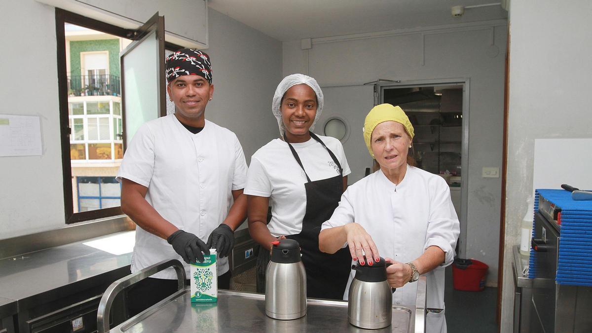 Los voluntarios de cocina preparan cada día la comida.