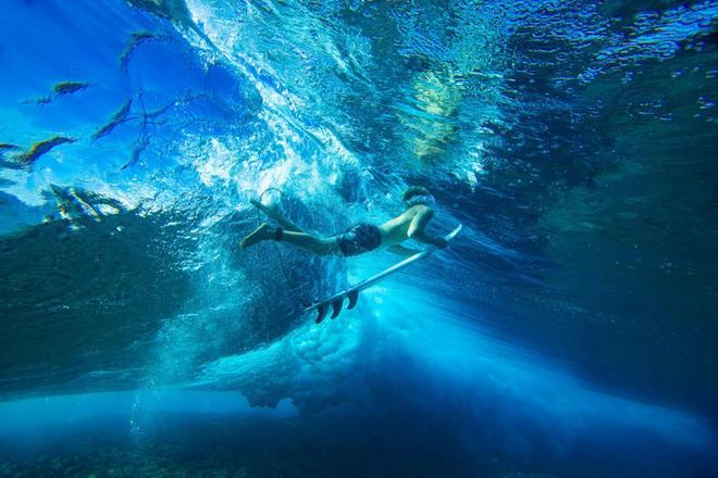 Kolohe Andino, de EE. UU., Surfea en Teahupoo, Tahití, antes del inicio de la World Surf League 2019 Tahiti pro.