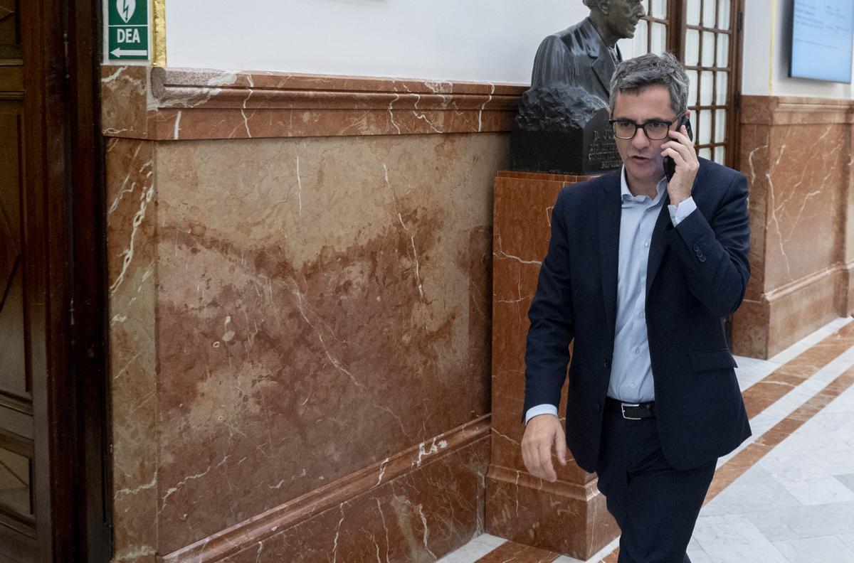 El ministro de la Presidencia y Justicia, Félix Bolaños, tras un pleno del Congreso.
