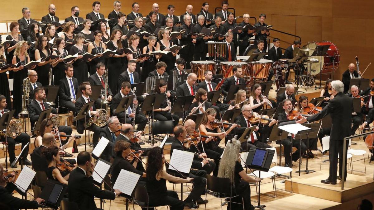 L’Orquestra Simfònica de Vallès, ahir en un moment de l’actuació.  | ANIOL RESCLOSA