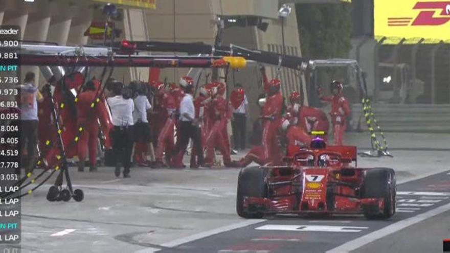 Los mecánicos de Ferrari atienden al compañero atropellado oor Raikkonen