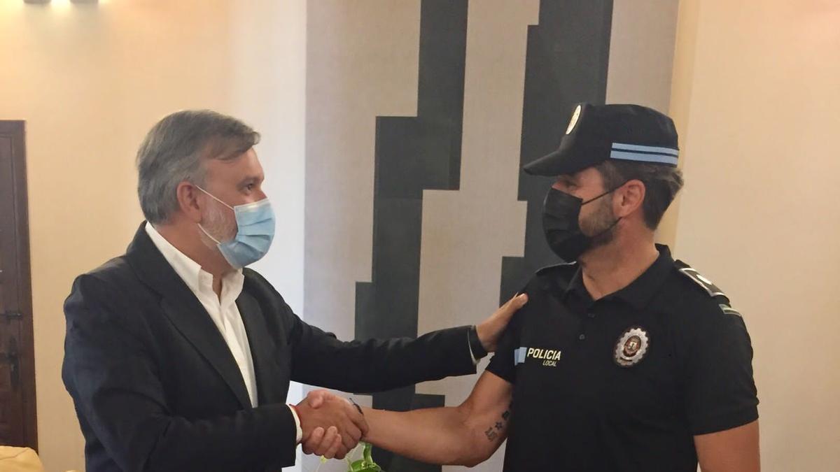 El alcalde felicita al agente Pedro Javier Velázquez por su actuación.