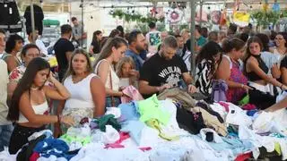 Los vendedores piden compensaciones por los cambios de ubicación del mercadillo de El Arenal
