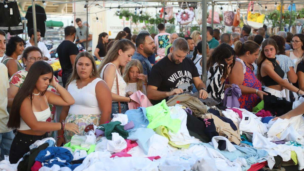 Clientes en el mercadillo de El Arenal.