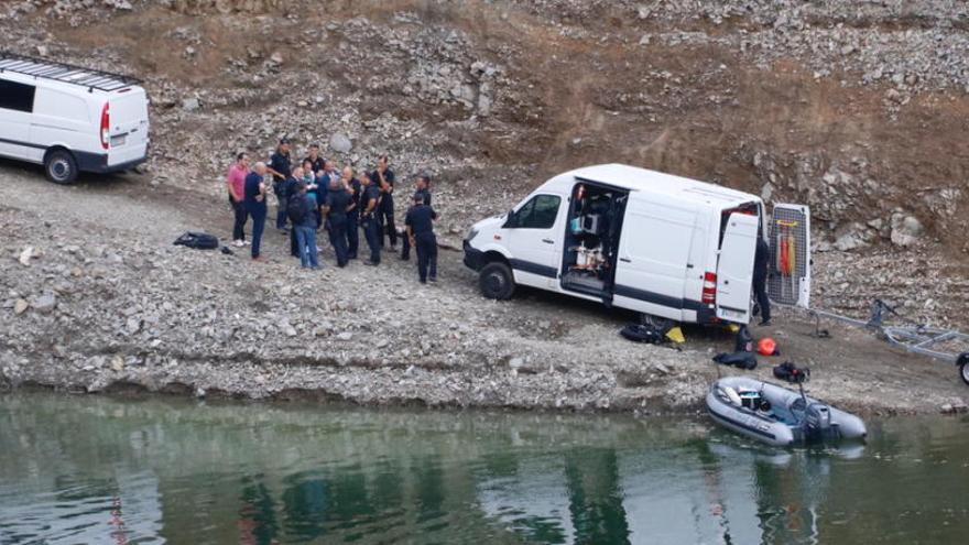 Equips de rescat treballant al pantà per recuperar els cossos.