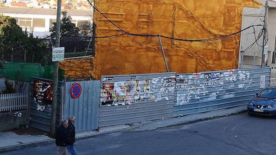 Solar de la calle Concepción Arenal que fue embargado y que ordenó limpiar el Concello. // G.Núñez