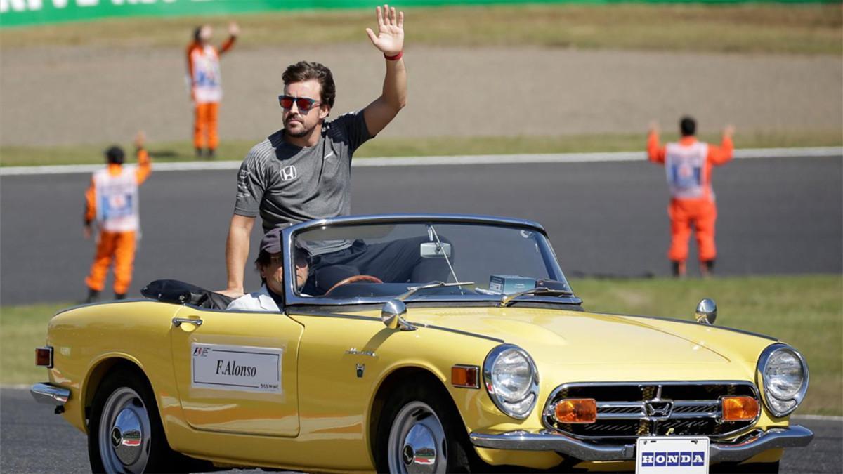 Alonso, durante el desfile previo al Gran Premio