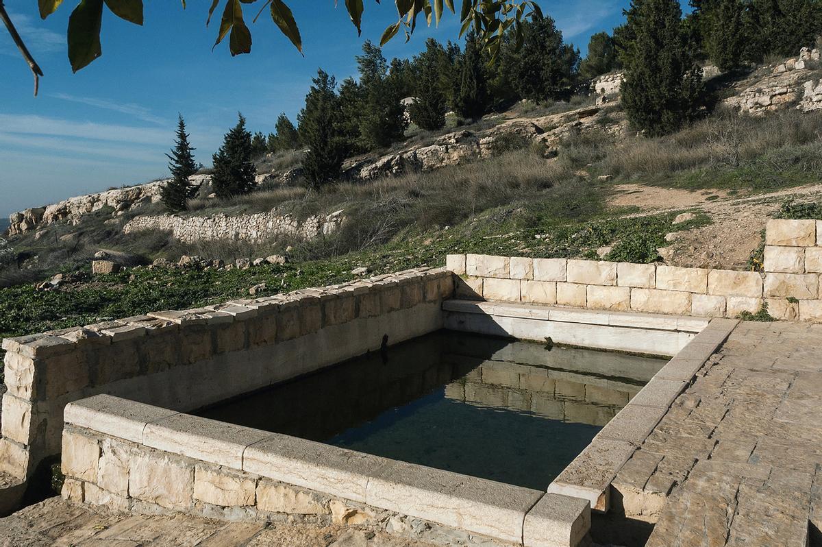 Un cuerpo de agua al aire libre que fluye naturalmente y se usa como mikve, una piscina para el baño ritual judío