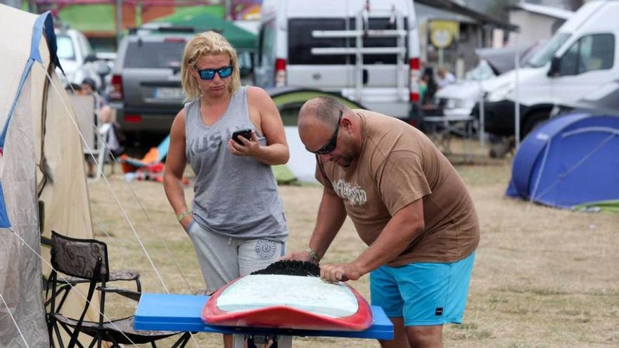 Dos de los usuarios de la zona de acampada habilitada en el Longboard.