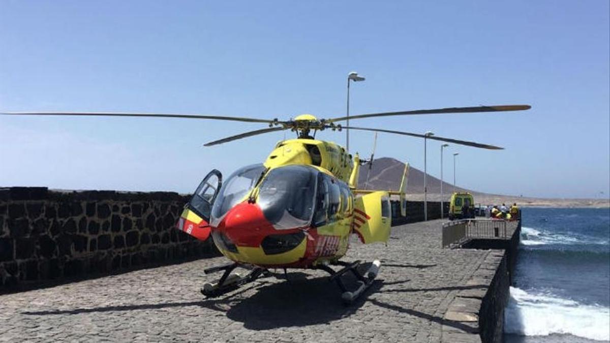 Helicóptero del GES en el muelle de El Médano.