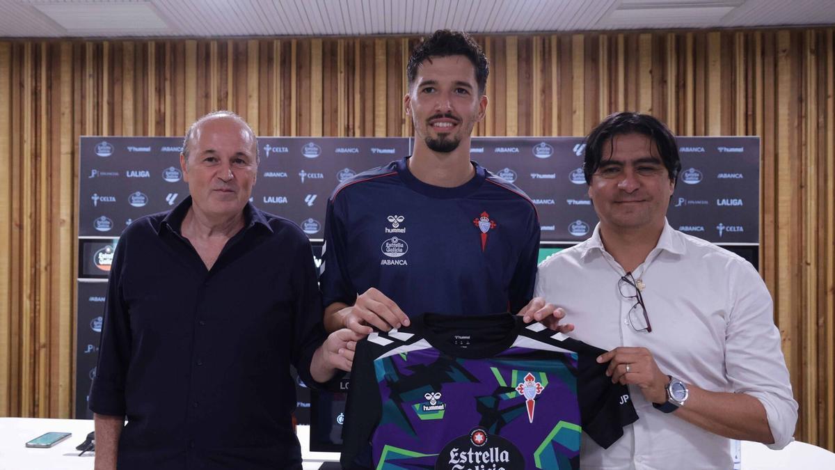 Presentación oficial en la Ciudad Deportiva Afouteza de Altay Bayindir (c), nuevo fichaje del Real Club Celta de Vigo, acompañado por José Manuel Amoedo (i), consejero céltico y Marco Garcés (d), director de Fútbol.