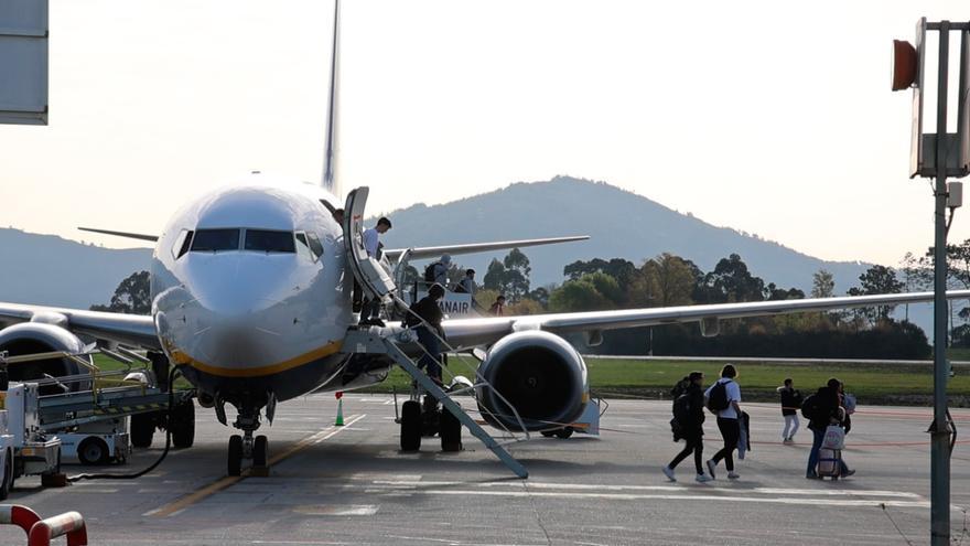 Pasajeros desembarcan en Vigo del avión de Ryanair procedente de Londres