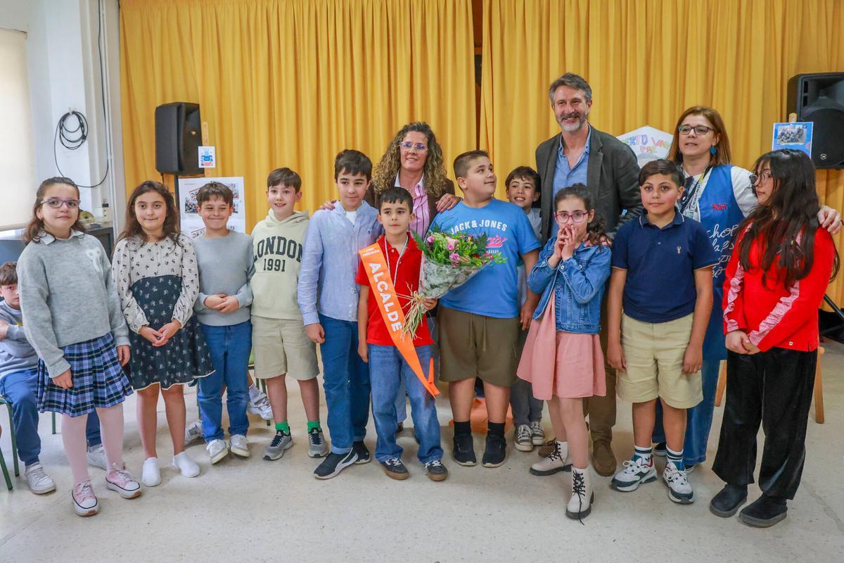 Profesoras y alumnos posaron junto al alcalde.
