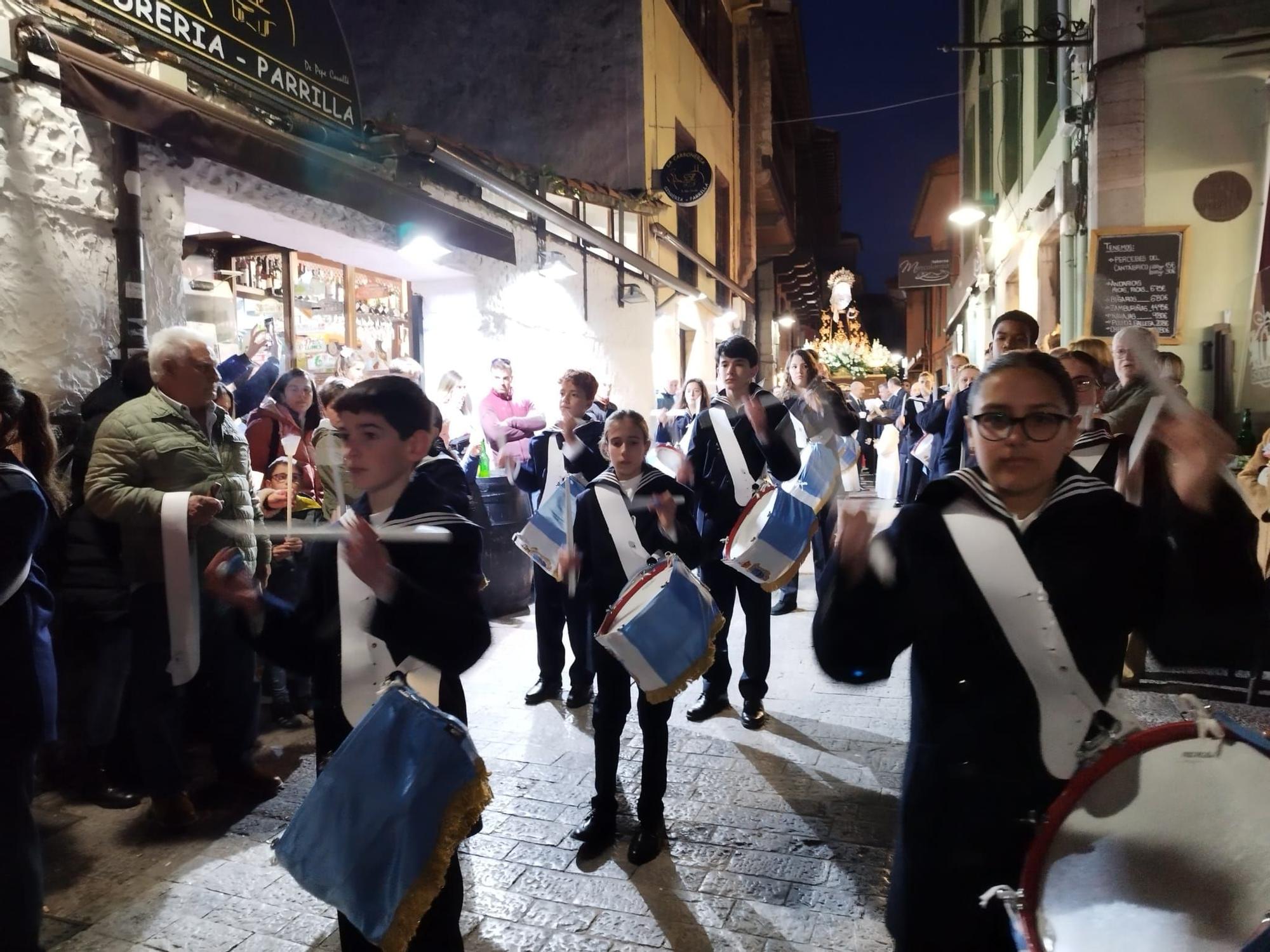El Cirineo, La Magdalena y La Dolorosa procesionan por las calles de Llanes durante el Vía Crucis del Miércoles Santo
