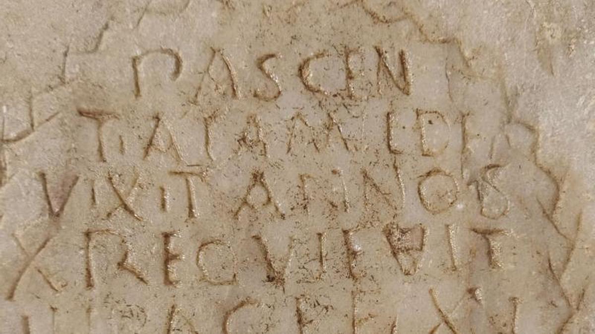 Una excavación descubre la lápida de Pascentia, una niña de la Mérida visigoda