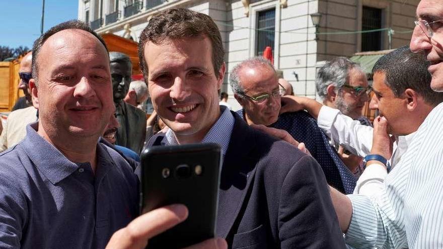 Casado se hace una foto con un simpatizante en Ávila. // Efe