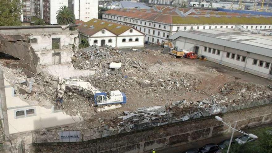 Trabajos de demolición en Tabacos en 2006, con el edificio principal que aún se conserva al fondo.