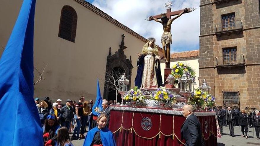 La cofradía, junto al paso del Cristo del Rescate, el Domingo de Pasión de este año.