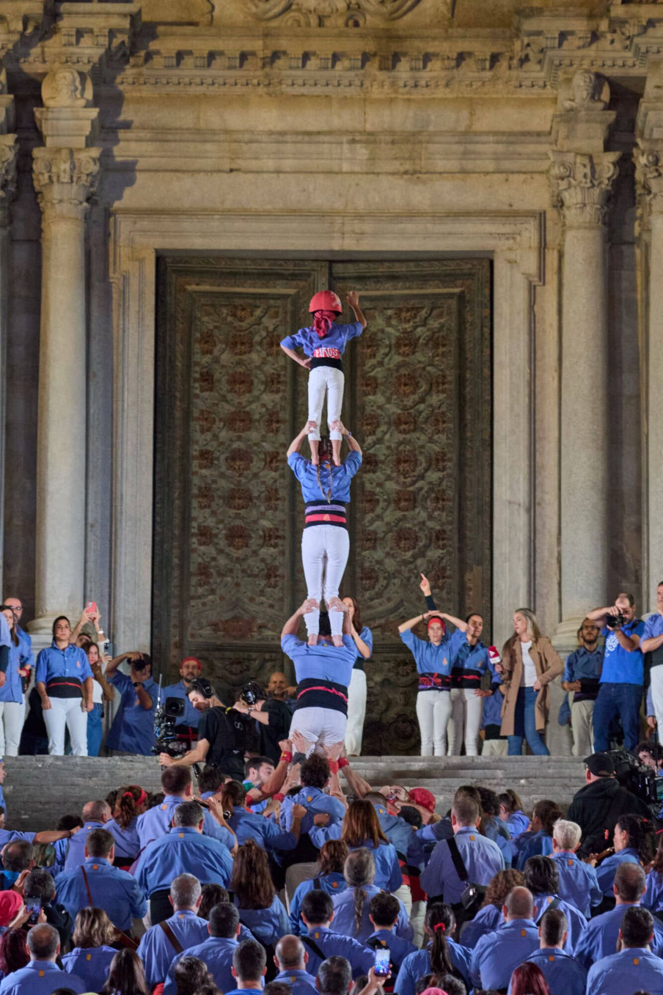 Les imatges de la pujada del pilar de 4 a les escales de la Catedral