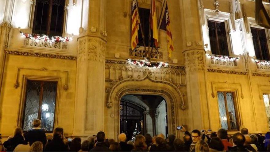 Chocolatada y villancicos para encender las luces de Navidad del Consell