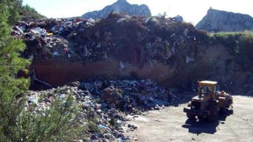 La planta de Colsur en la Serra d&#039;Oltà de Calp acumula gran cantidad de basura.