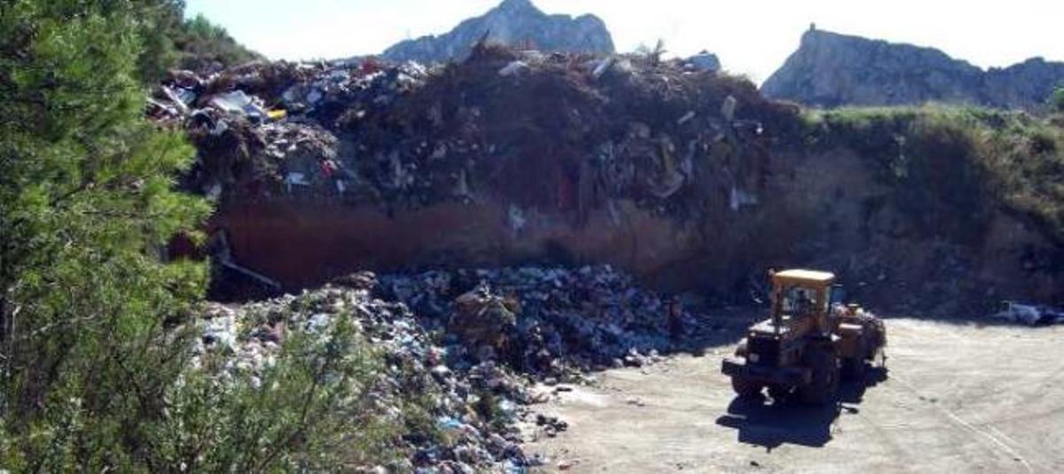 La planta de Colsur en la Serra d'Oltà de Calp acumula gran cantidad de basura.